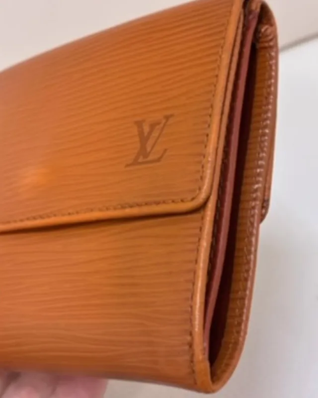 LOUIS VUITTON エピ財布 角の擦れ補修（施工後）