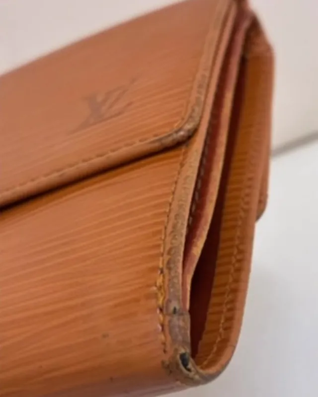 LOUIS VUITTON エピ財布 角の擦れ補修（施工前）