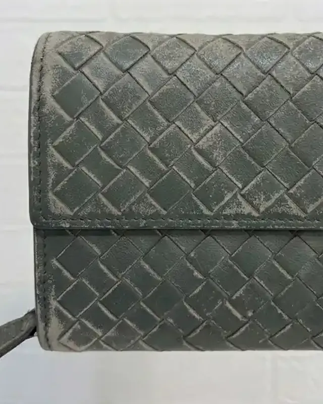 BOTTEGA VENETA イントレチャート財布 全体の色あせ染め直し(施工前)