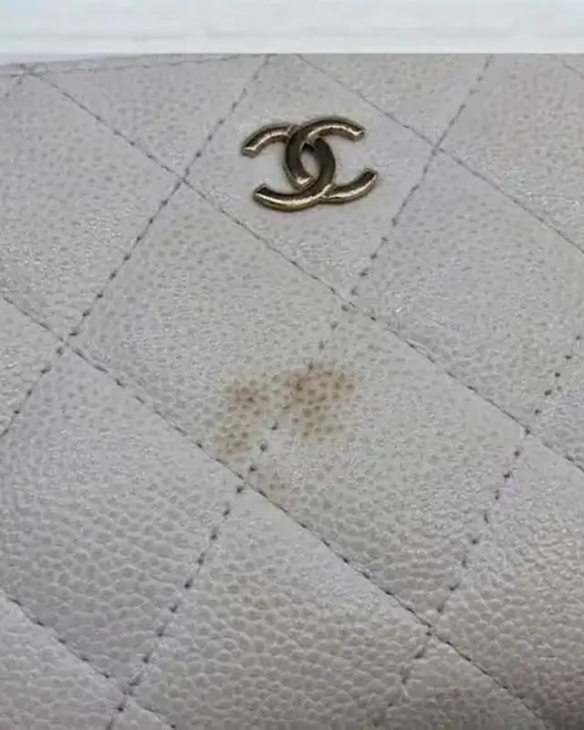 CHANEL マトラッセ 白レザー長財布 シミ・黒ずみ補修(施工前)